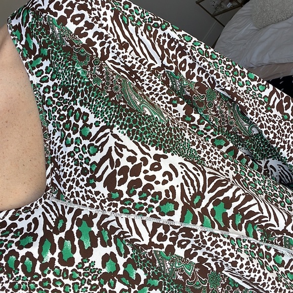 NY COLLECTION WOMEN'S PLUS SIZE PRINTED HANDKERCHIEF-HEM TOP GREEN SIZE 1X - Picture 8 of 11